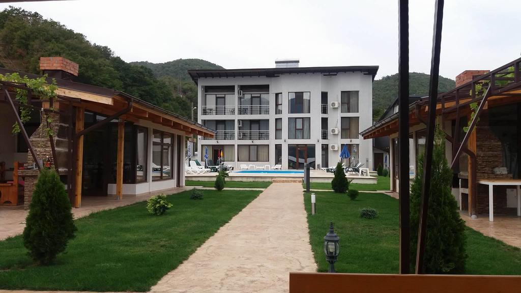 Vila Hercules Дубова Экстерьер фото